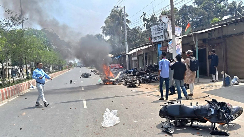 পাবনায় বিএনপির দুই গ্রুপের সংঘর্ষ: অফিস ভাঙচুর, আহত অর্ধশতাধিক